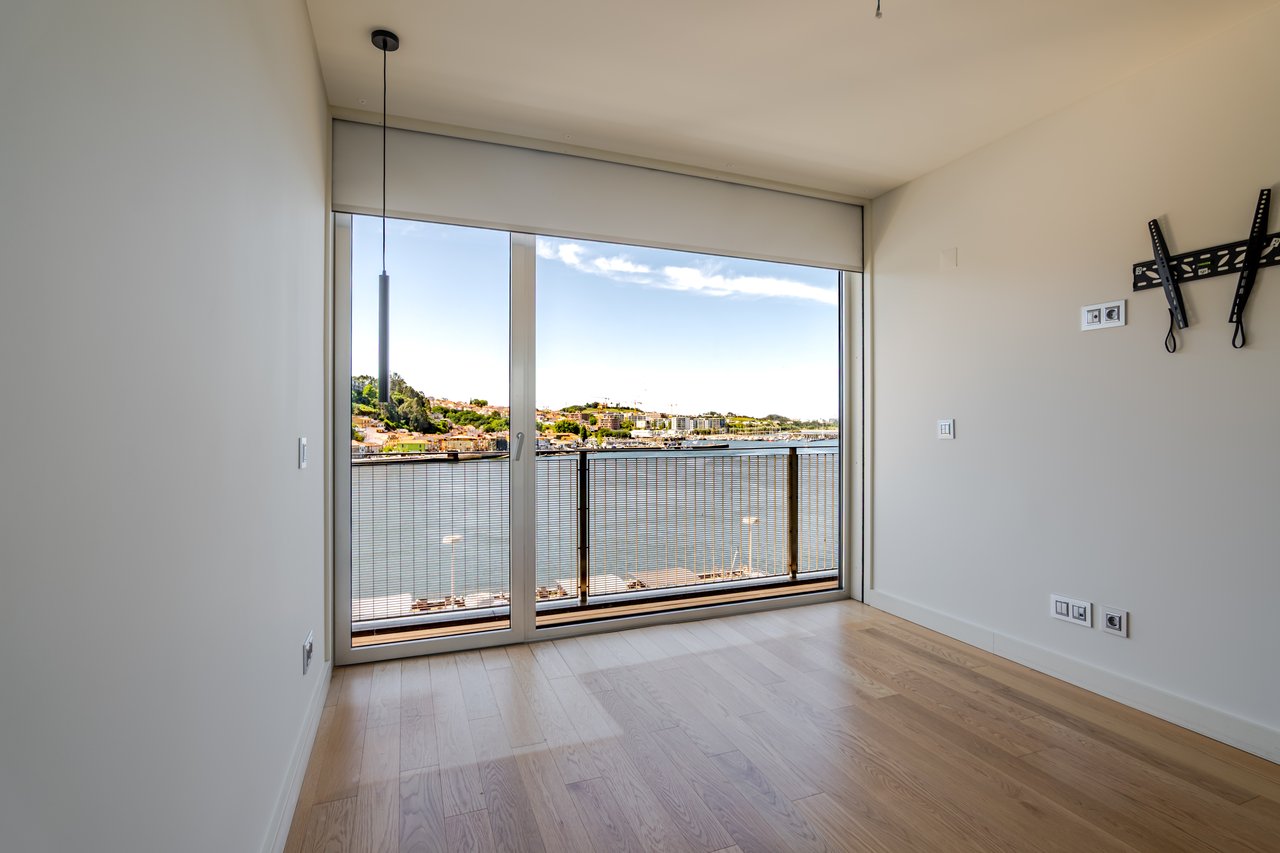 Sophisticated Three-Bedroom Apartment in Porto