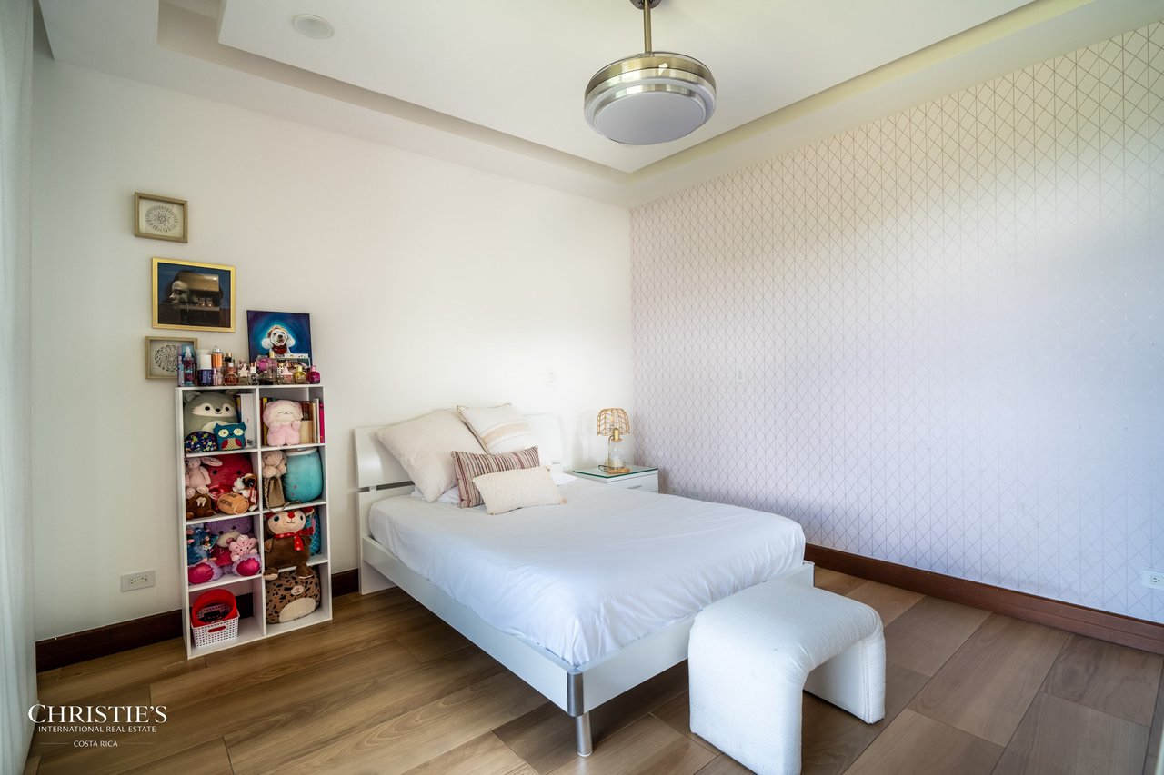 Modern Elegance with Panoramic Views – Exclusive Las Gemas Residence