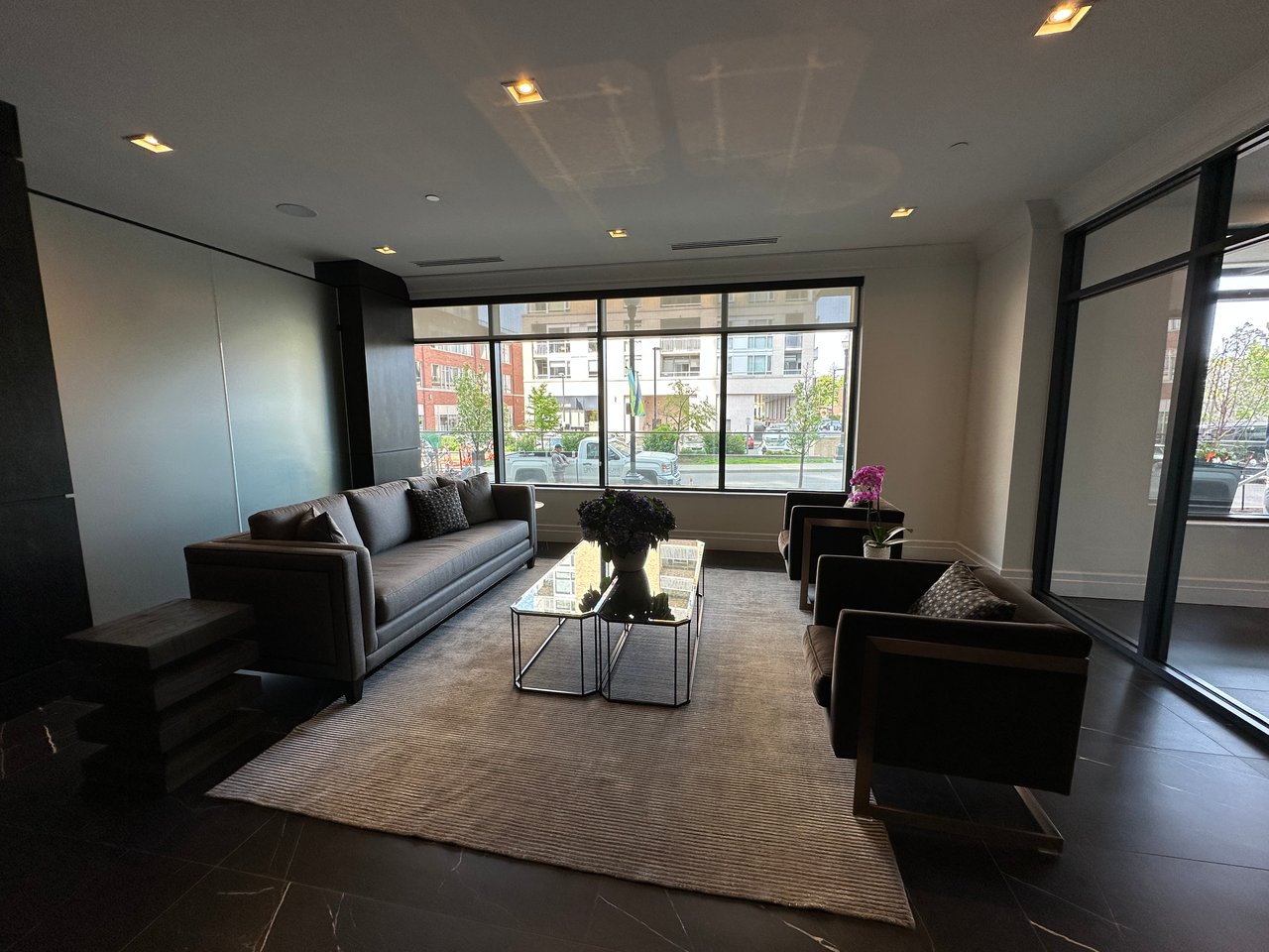 155 Caroline Street S