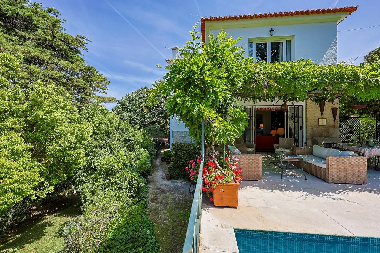 Elegant 10-Bedroom Villa with Sea Views in the Heart of Estoril