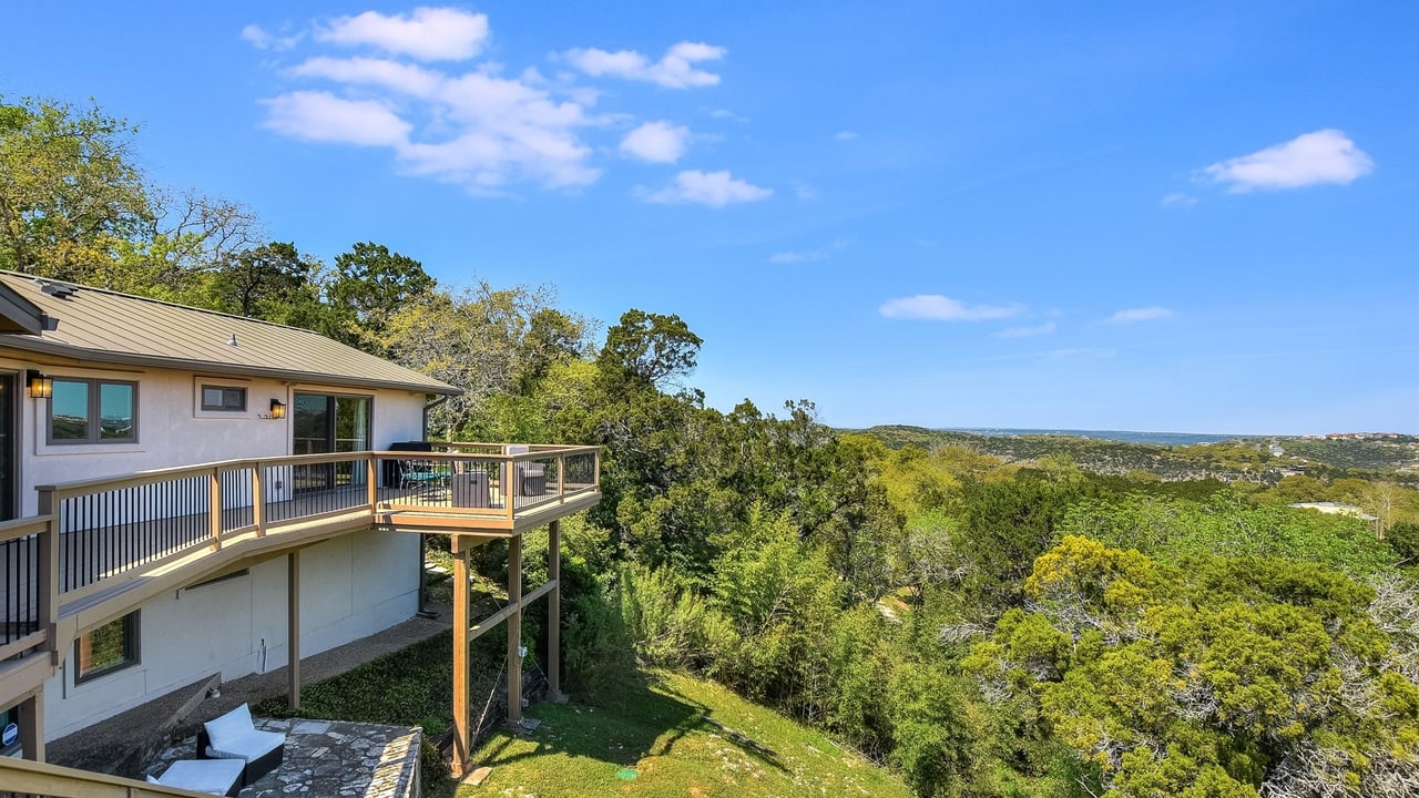 Hilltop Retreat with Panoramic Views