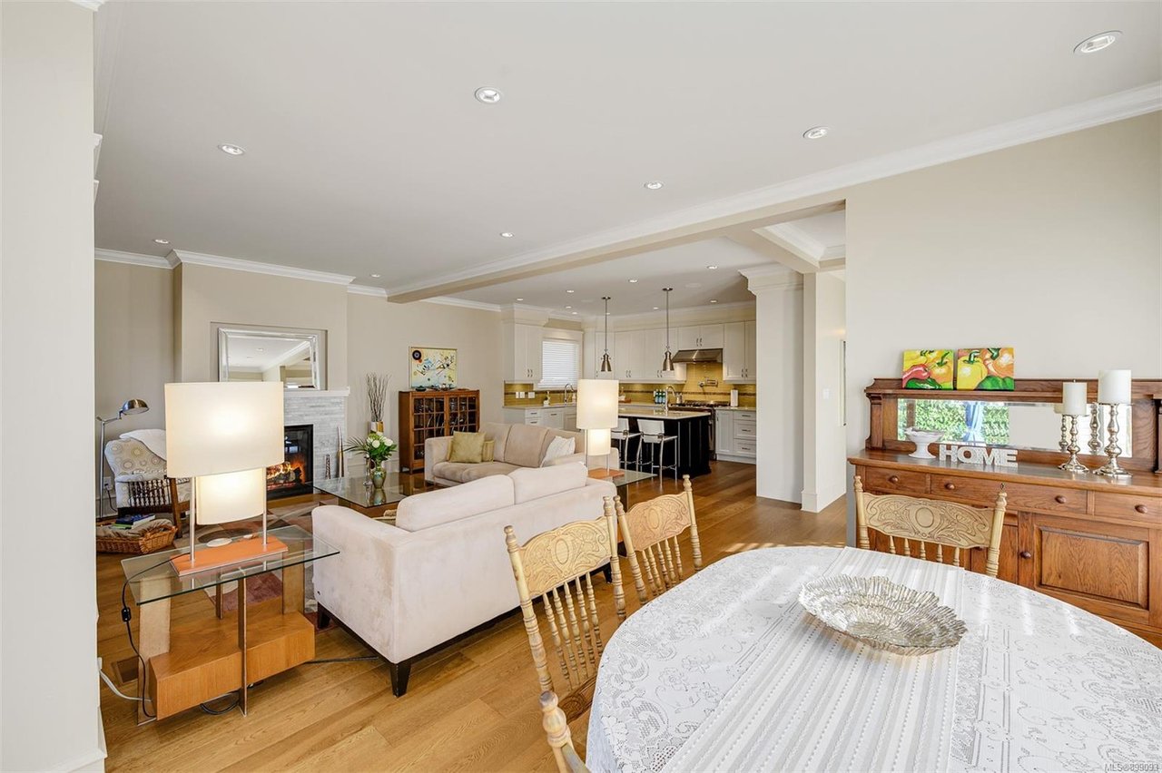 893 Victoria Ave