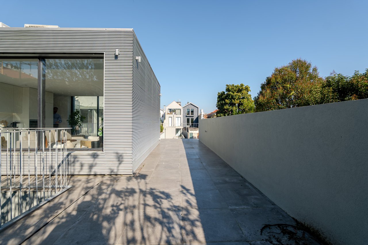 Modern 2-Bedroom Apartment with Expansive Private Terrace & Sort-term Rental (AL) License in Central Porto