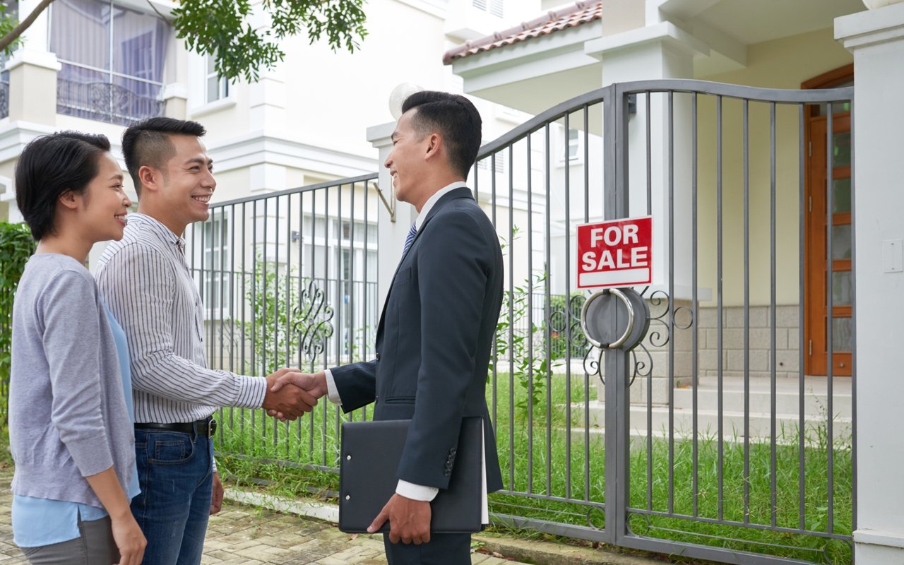 How to Navigate Buying and Selling a House at the Same Time