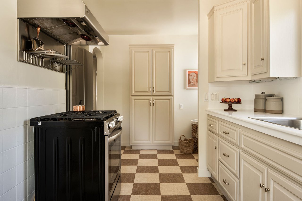 Charming 1928 Stucco Bungalow in the Heart of Pasadena