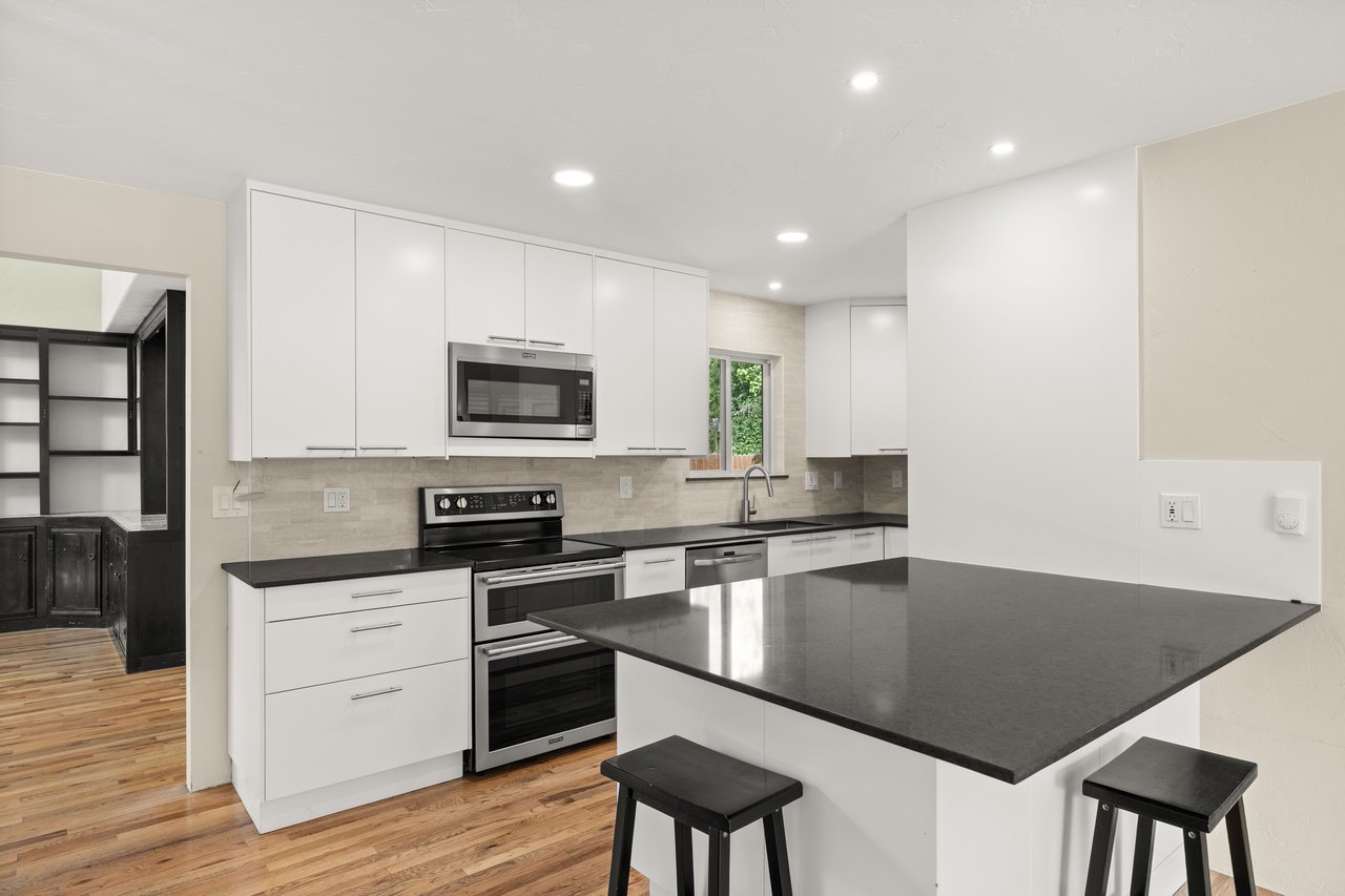 Spacious Mid-Valley Residence Near Crown Mountain Park