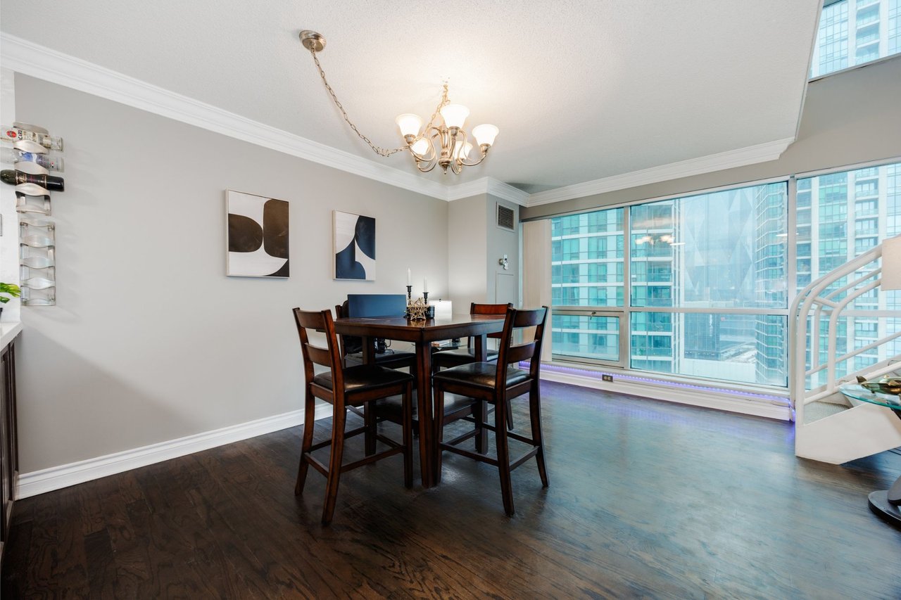 2-Storey Retreat On Queens Quay