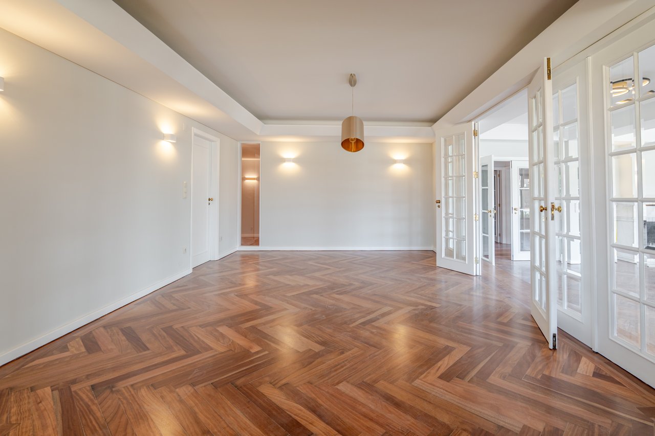 Luxury 5-Bedroom Apartment with Balcony & Private Garage in Foz do Douro, Porto