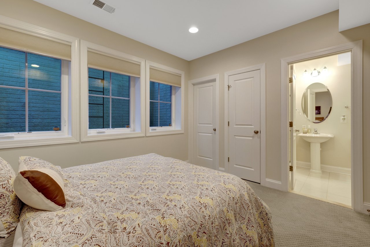 300 Jade Ct NW