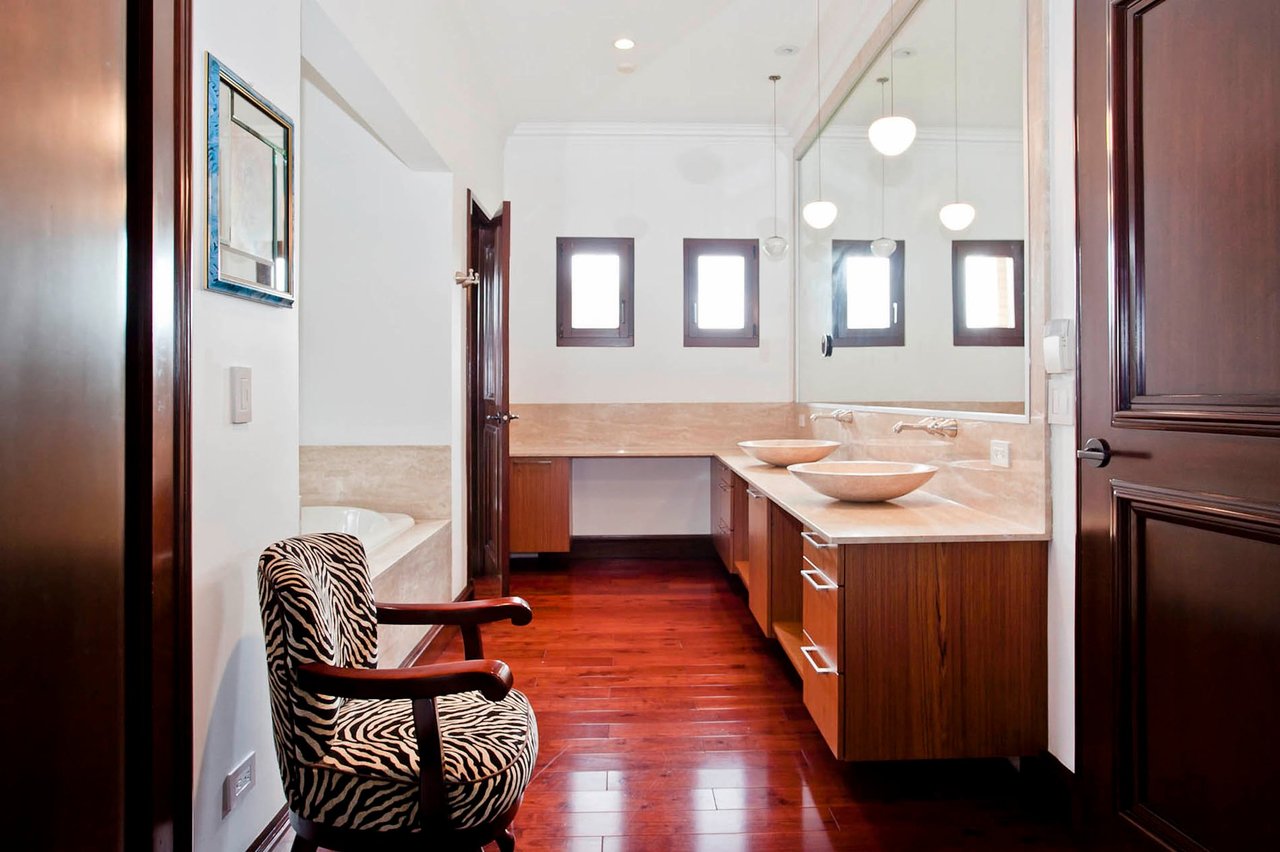 Classic Colonial Garden Estate, Curridabat, San Jose