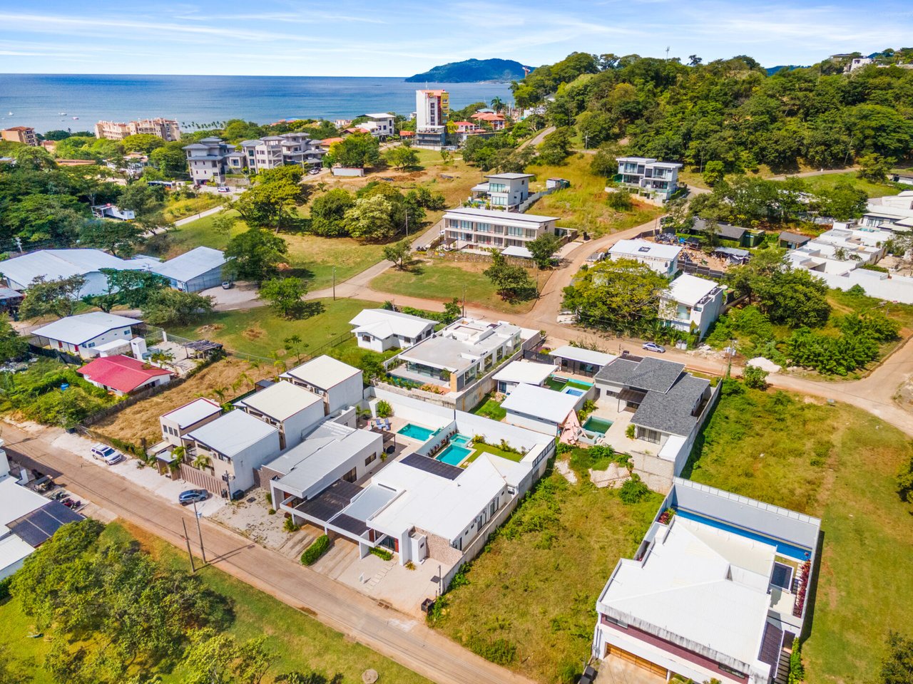 Villa Juba | Contemporary 4-Bedroom Villa with Mono Loco Beach Club Membership in Tamarindo