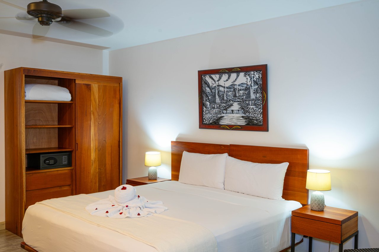 22 Unit Tropical Boutique Hotel steps from Manuel Antonio Park & Beach
