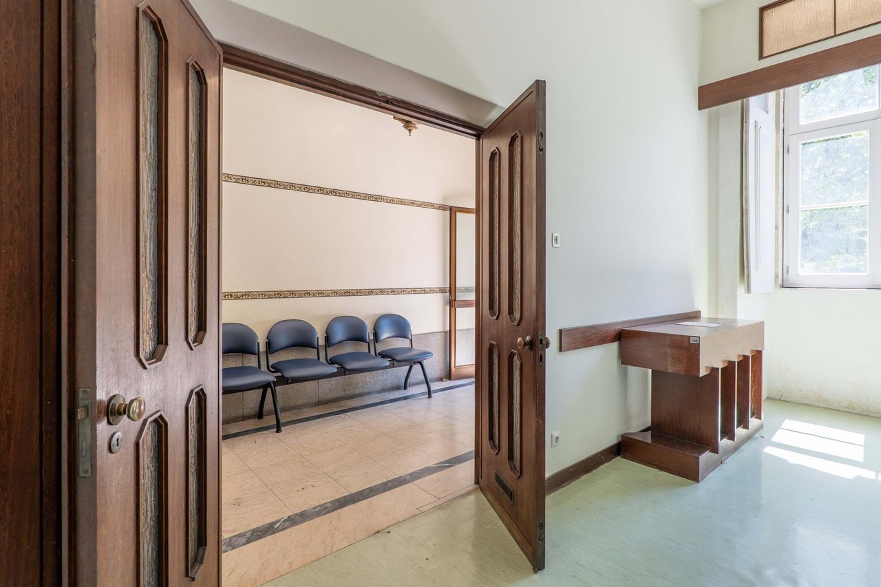 Charming Commercial Space  with Terrace Overlooking Jardim da Trindade– Porto City Center