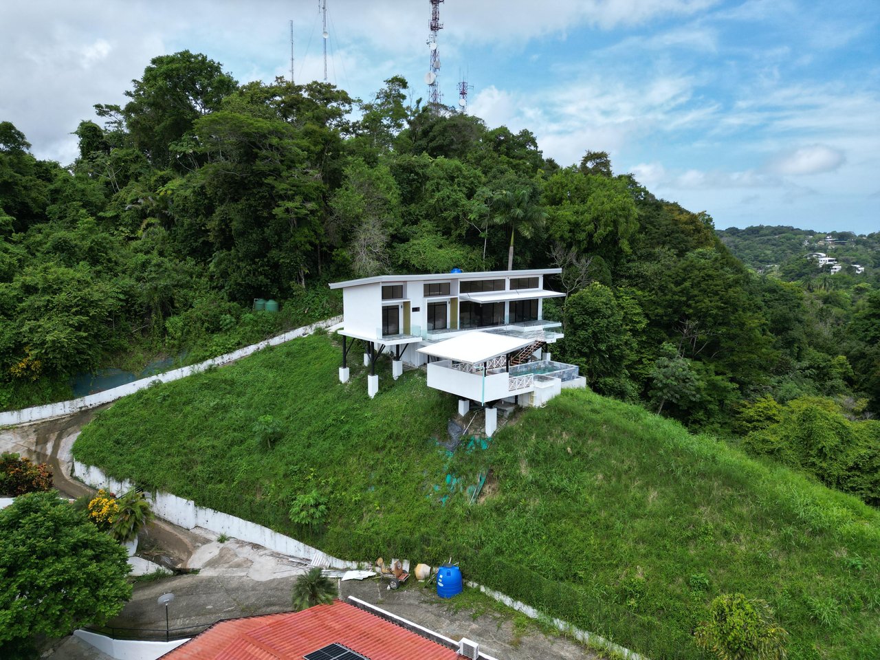 Modern Elegance Meets Incomparable Views, 3BDR&3Baths Home