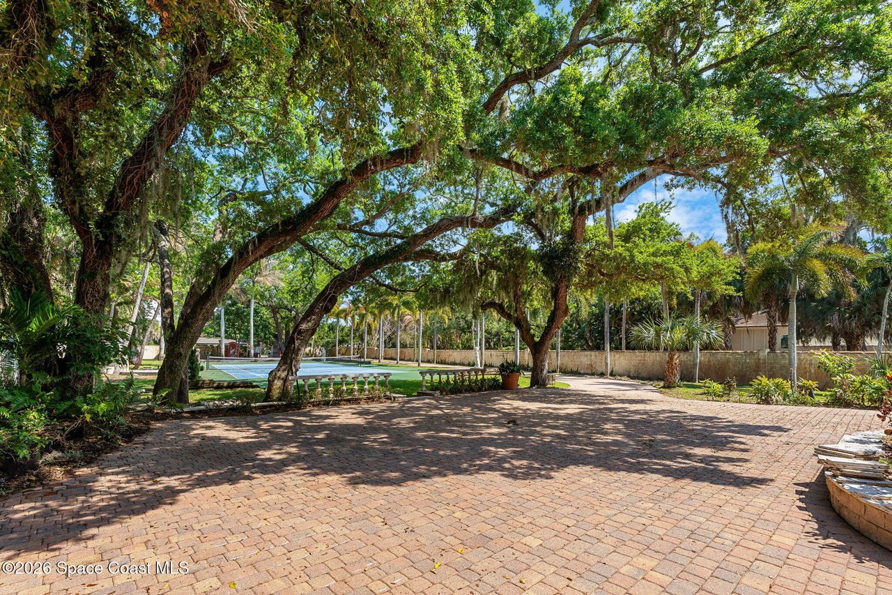 1000 N Riverside Dr