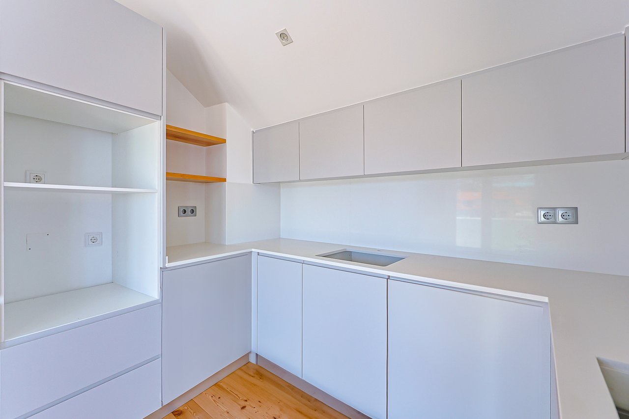 3-BDR Duplex with Sea View, Balcony & Private Lift in Monte Estoril