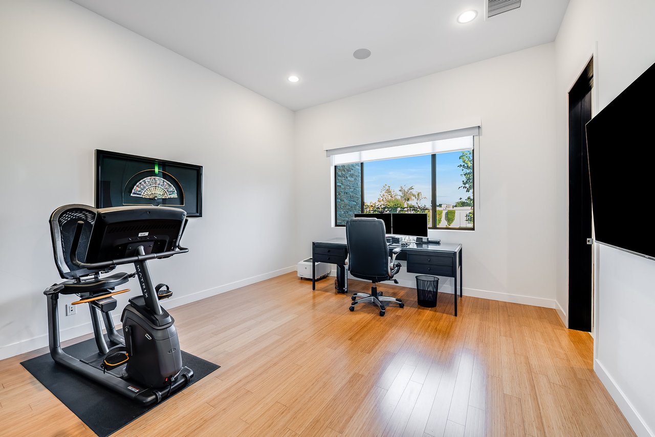 16167 Royal Oak Rd, Encino