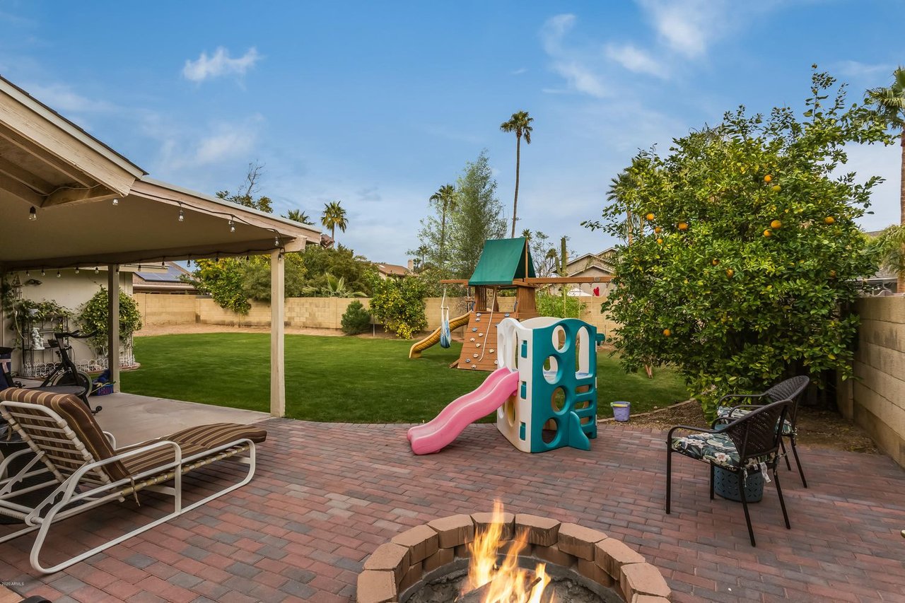16043 N 52nd Pl