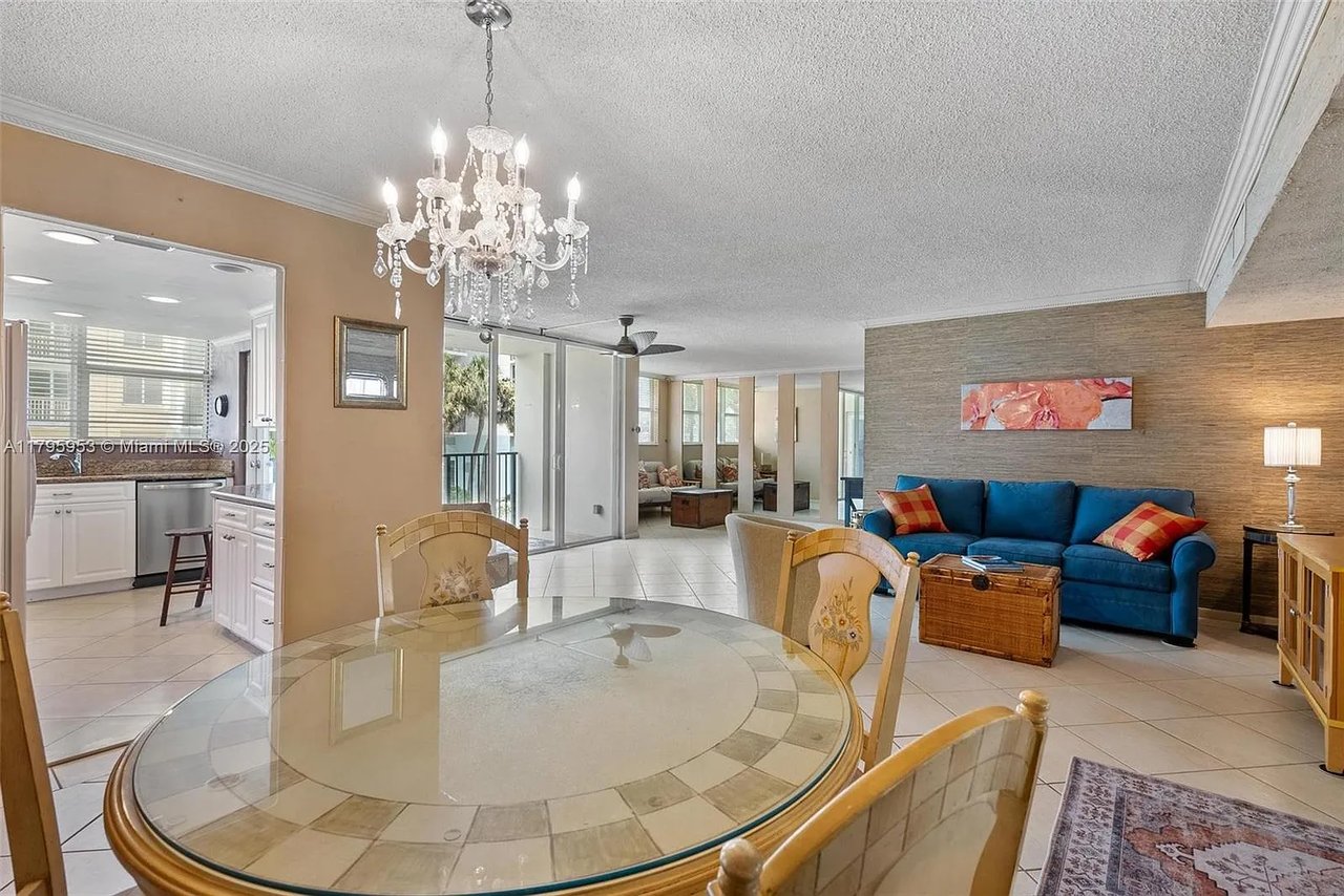 1239 Hillsboro Mile Apt 203
