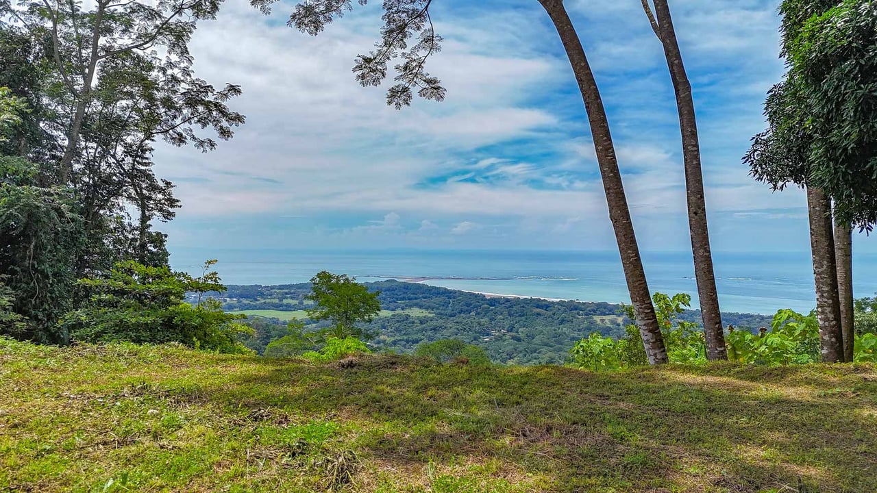 Large Uvita Lot With Whale’s Tail Ocean Views, Sunsets & Legal Water – Ready to Build!