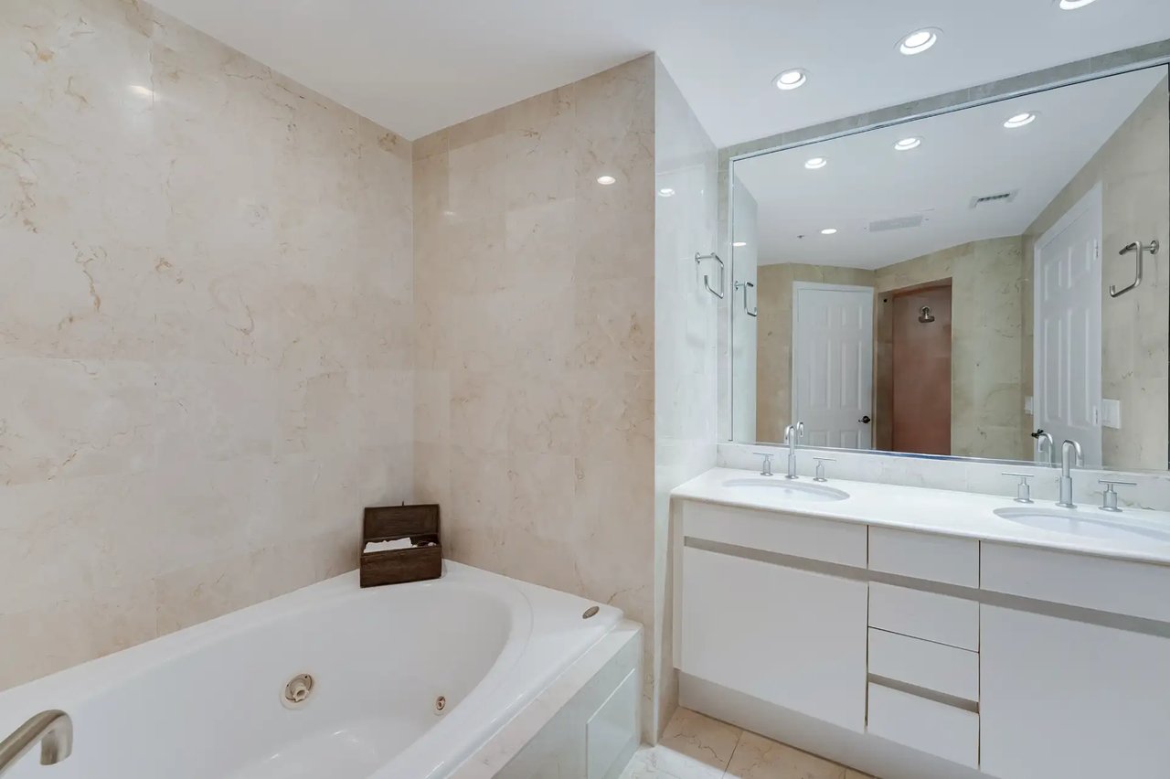 711 Biltmore Way # 402