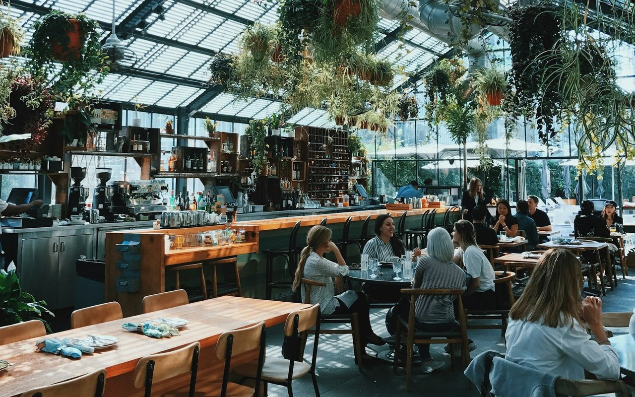Exploring Nearby Dining, Shopping, and Entertainment Options