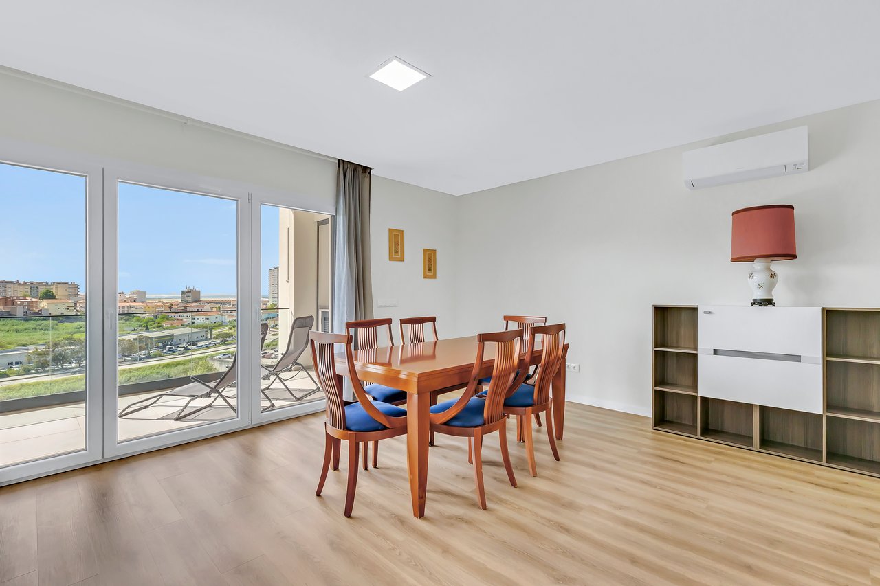 Bright Coastal Apartment with Large Terrace Just Steps from the Beach in Figueira da Foz