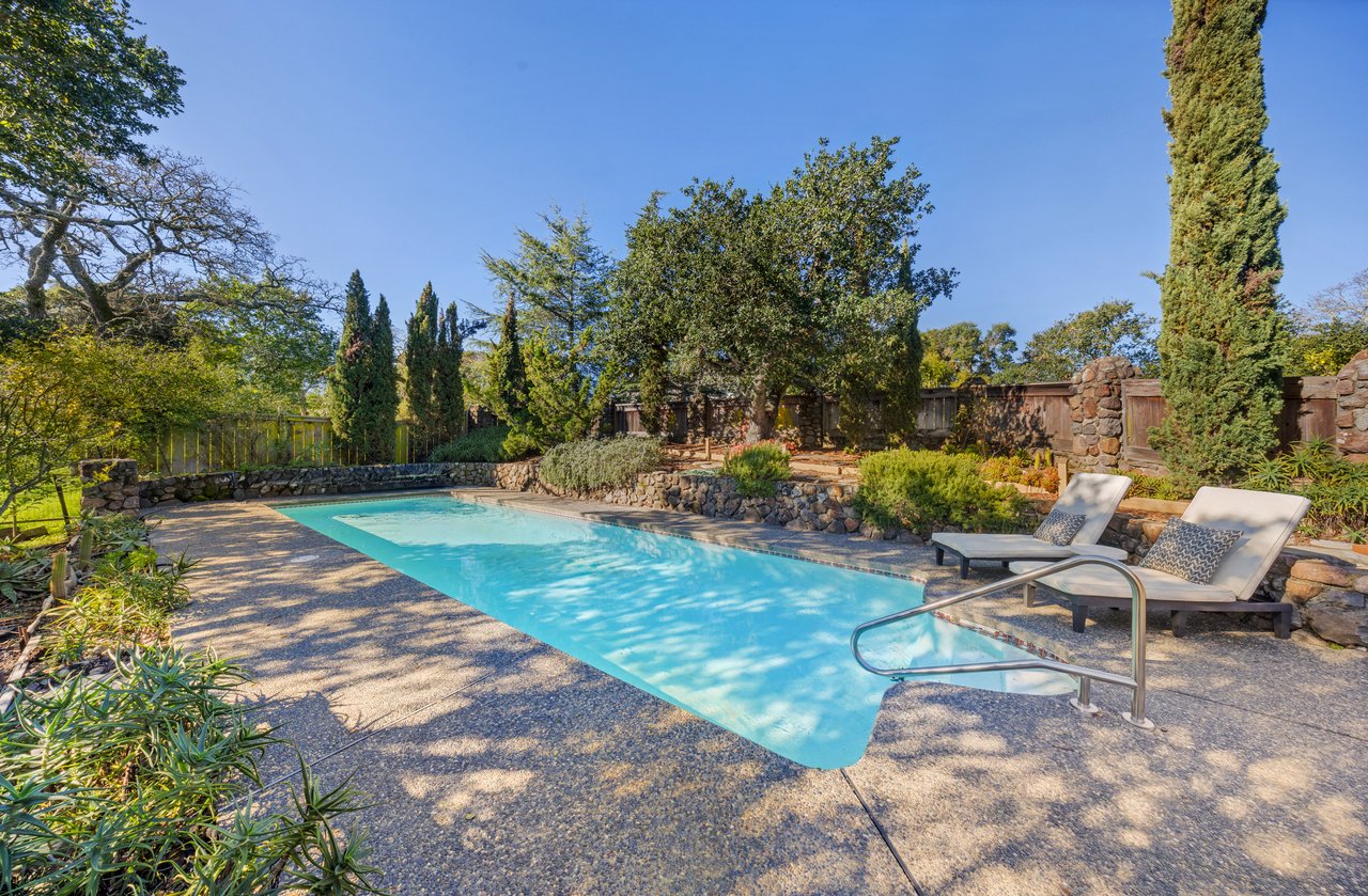 Private and Idyllic Setting with a Pool