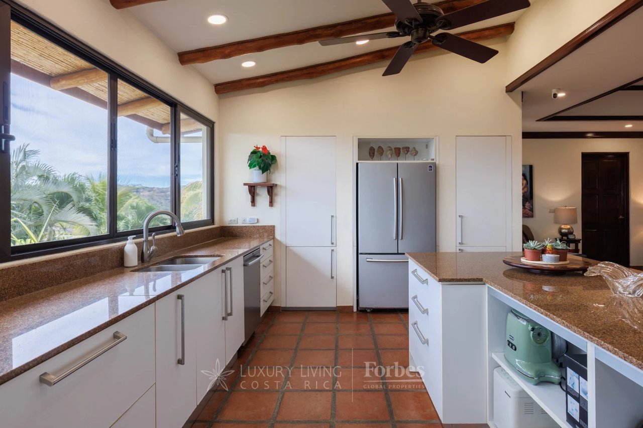 20875 - Villa Plumeria: Atenas, 3.8 Ha with Pool, Coffee Plantation & Views