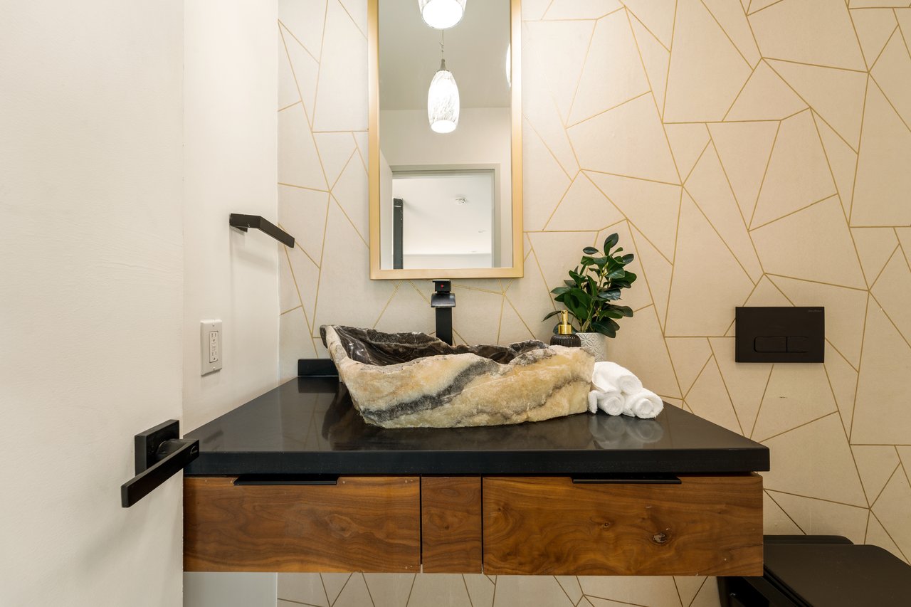 11587 Sunshine Ter, Studio City