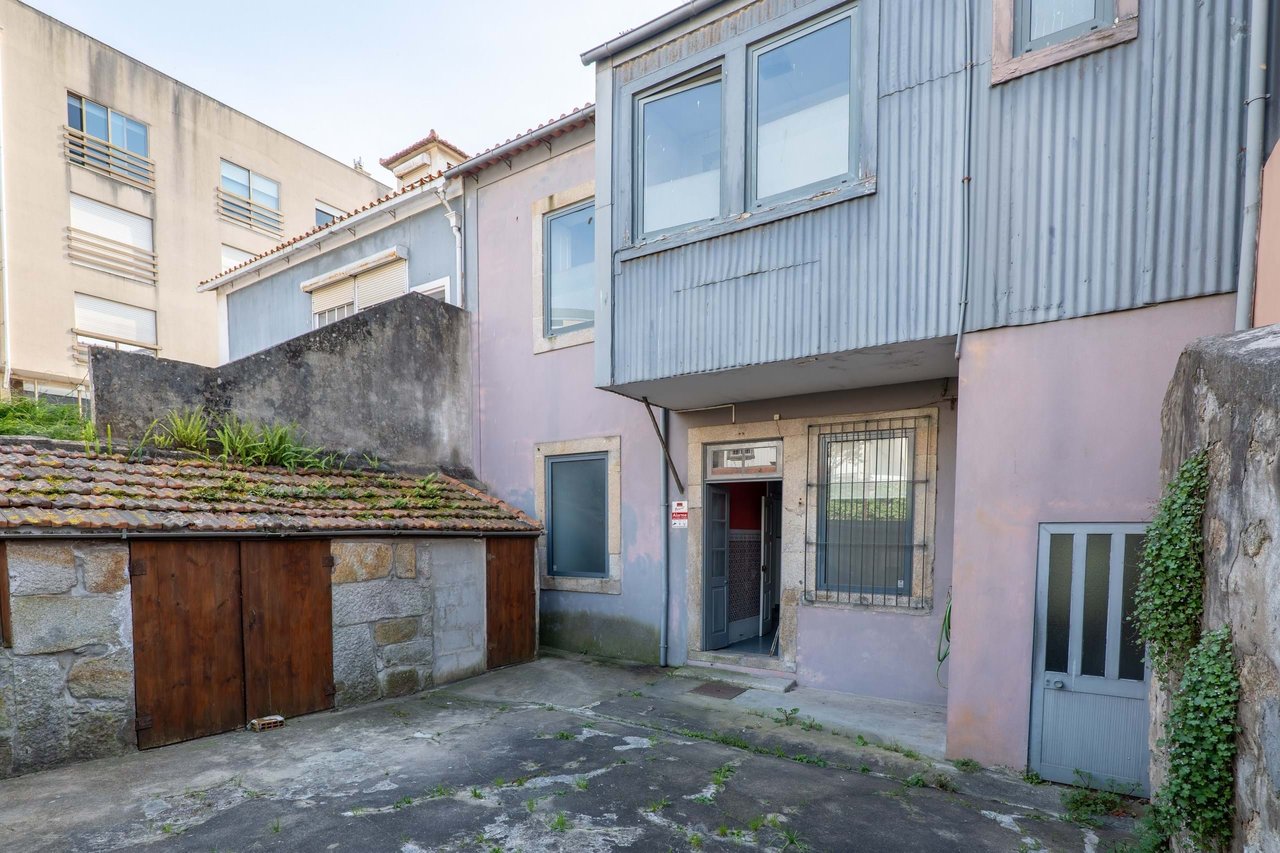 Historic Home for Restoration in Matosinhos, Porto – Prime Coastal Investment Opportunity