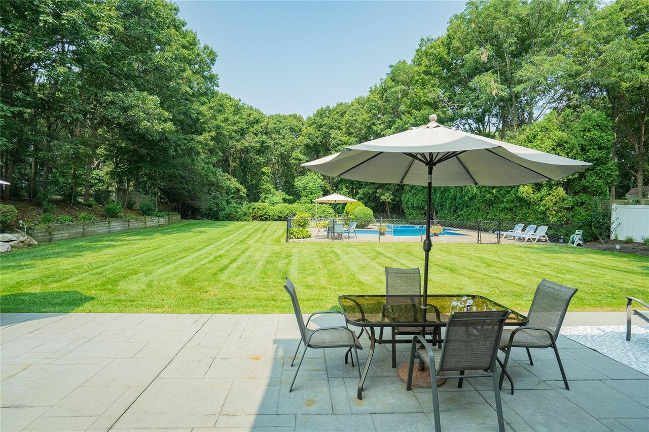 1 Stonehurst Ln