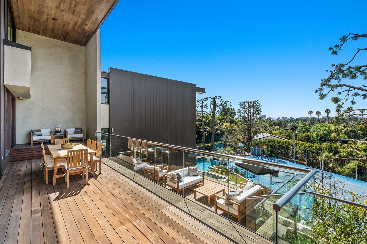  A Beverly Hills Architectural Masterpiece – Where Modern Luxury Meets Timeless Elegance