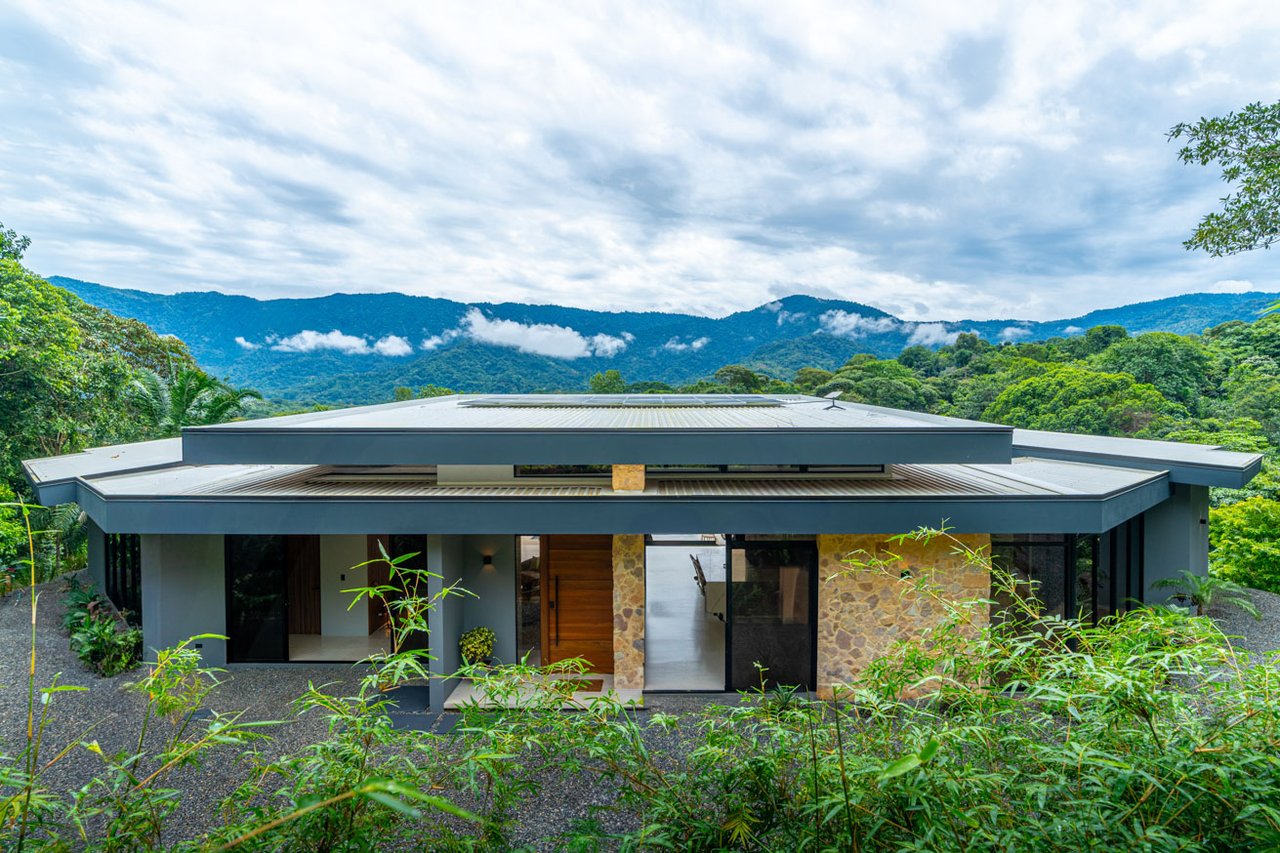 Ojochal Modern Jungle Home with Infinity Pool & Mountain Views