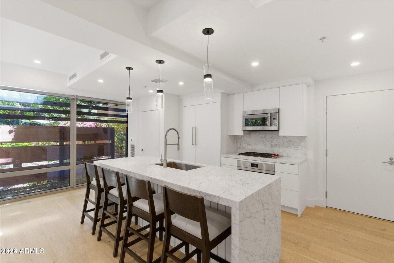 7131 E Rancho Vista Dr, #1001