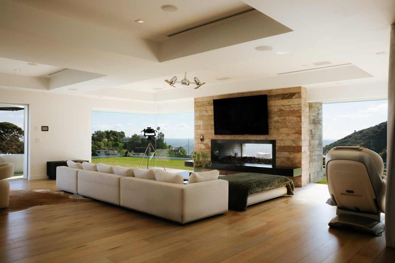 2402 Carman Crest Dr