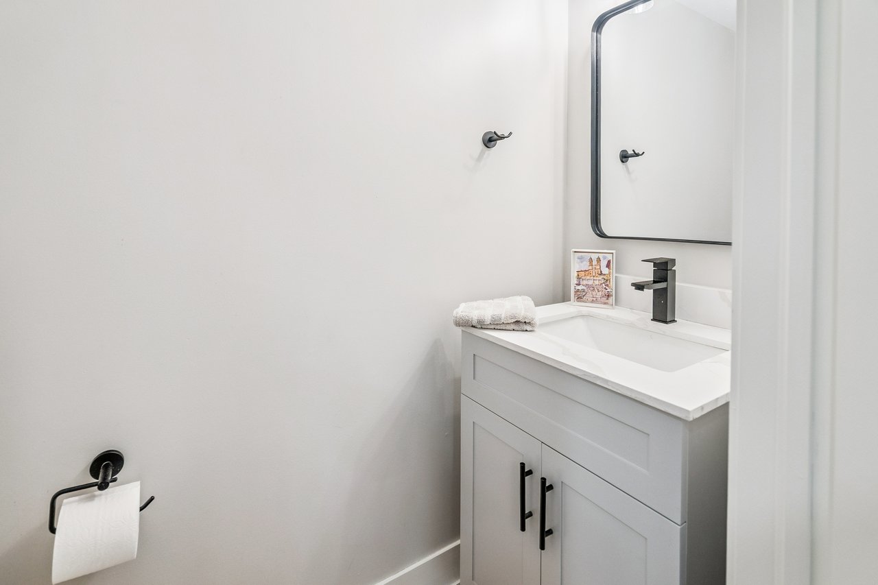 Stylish 2 Bedroom Stacked Townhouse in Oakville's Uptown Core