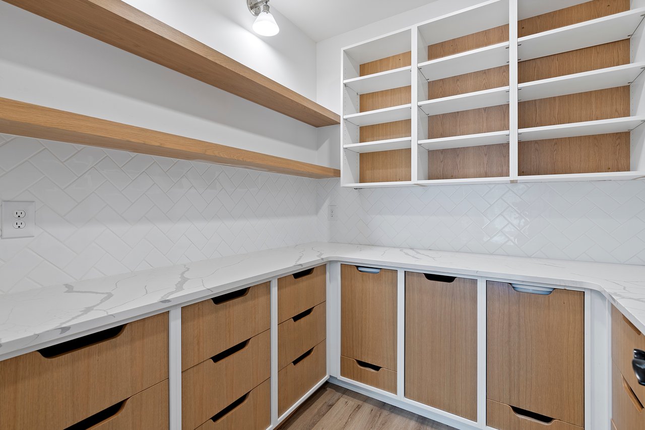SPACE SPACE SPACE with a Luxury feel! Office AND Bonus Room!Office AND Bonus Room!