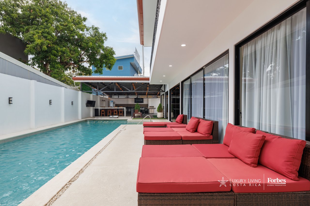 21472 - Fully Furnished Turnkey Luxury Beach Residence, 9 suites, 50 mts from Jaco Beach