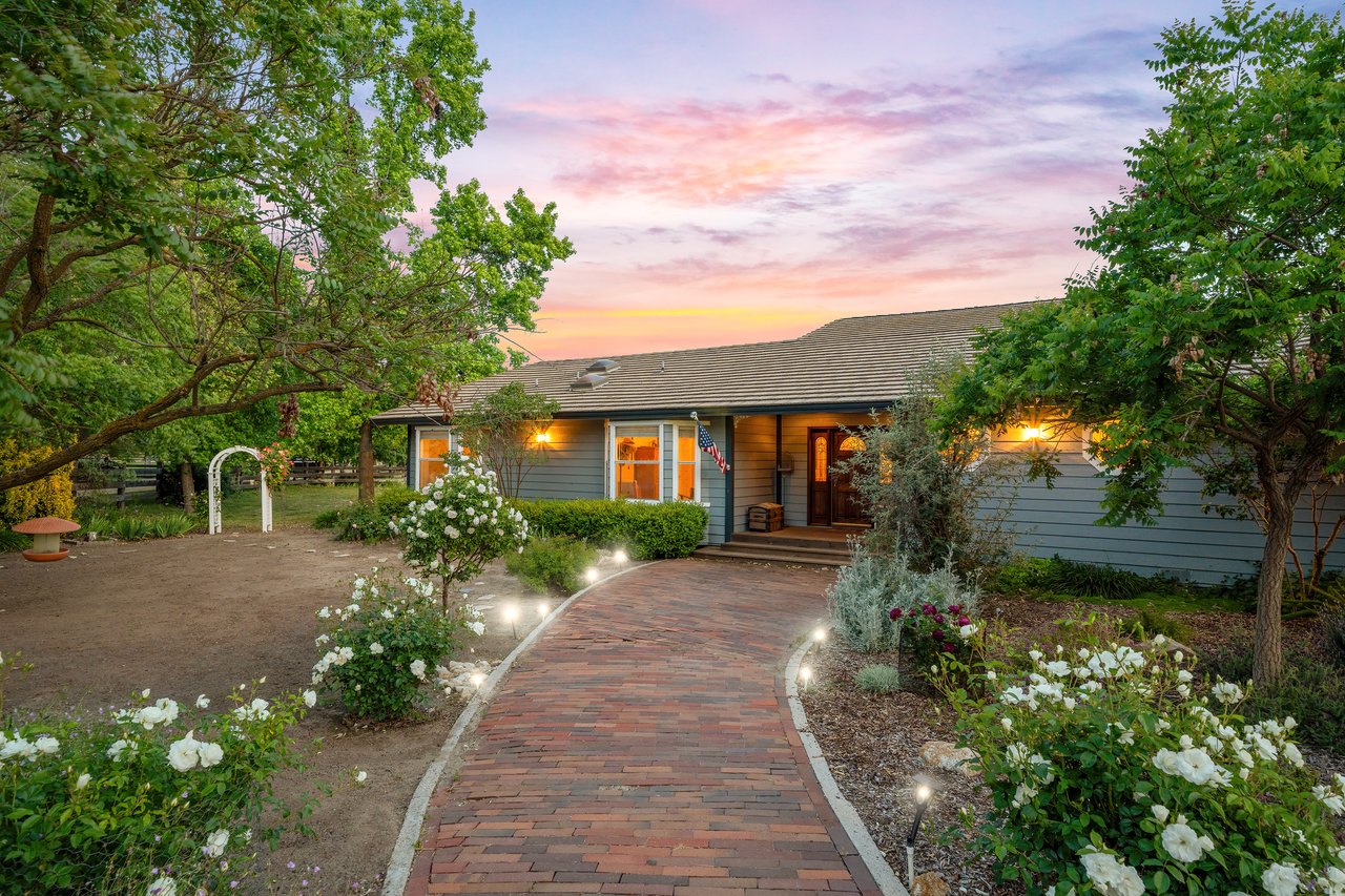 37797 Calle De Lobo