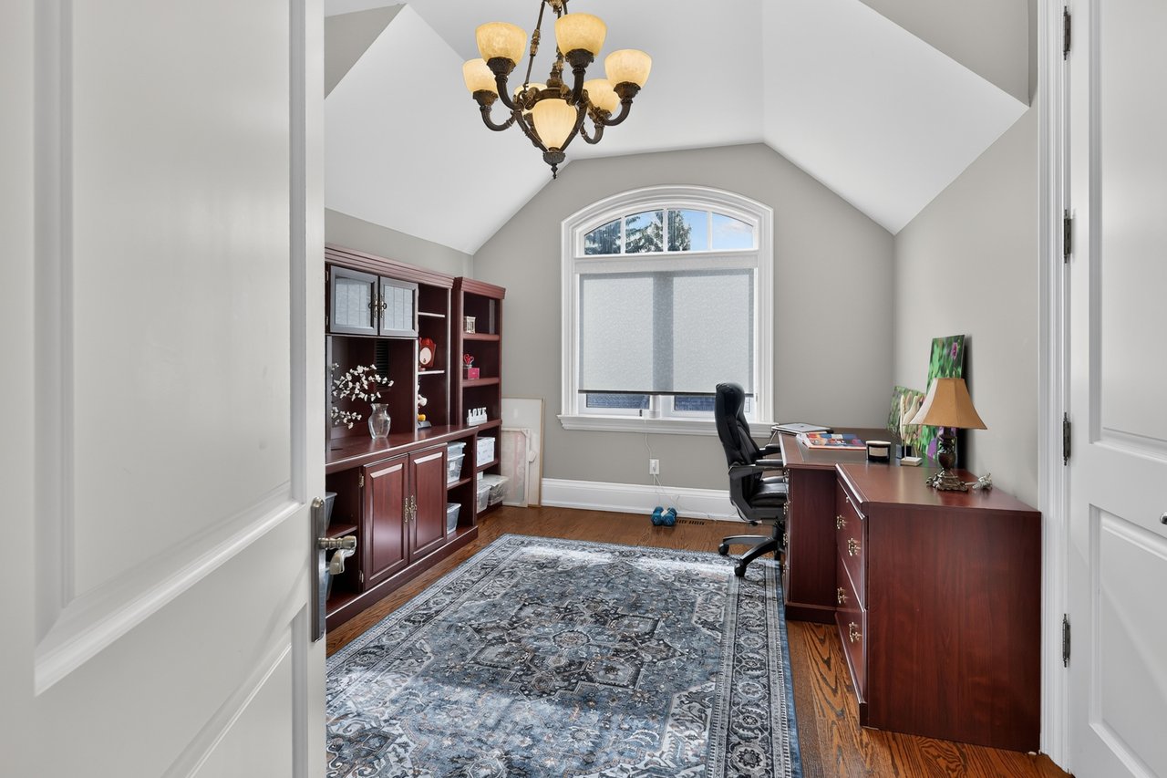2513 Sharon Cres
