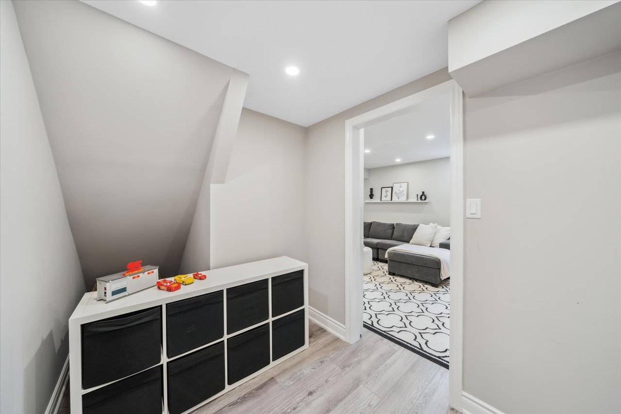 32 Maplebank Cres