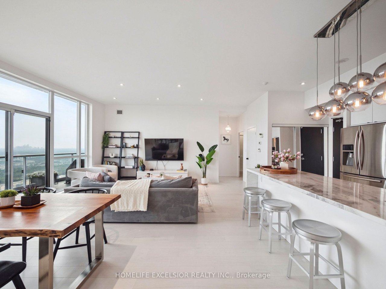 PENTHOUSE IN EMERALD CITY 