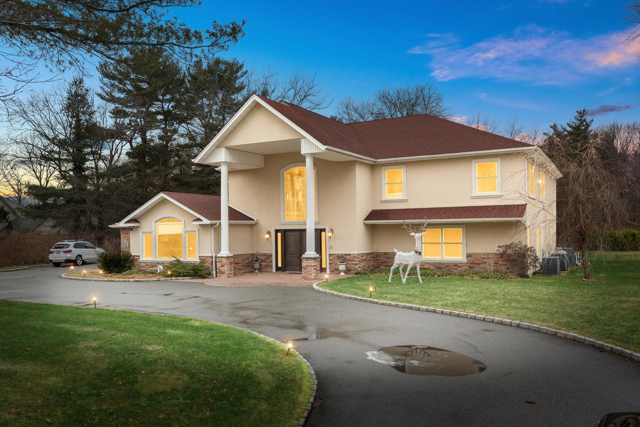 195 Cold Spring Rd, Syosset