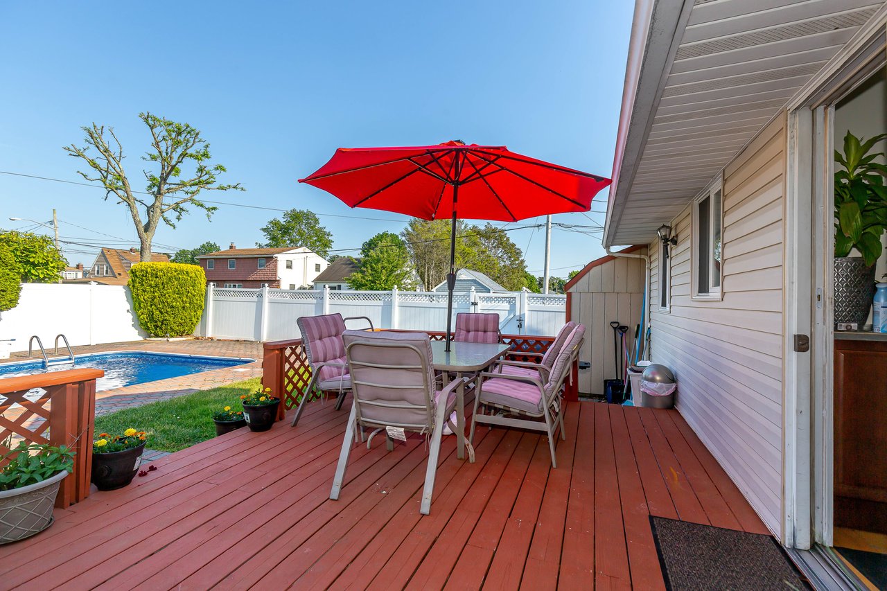 30 Gardner Ave, Hicksville