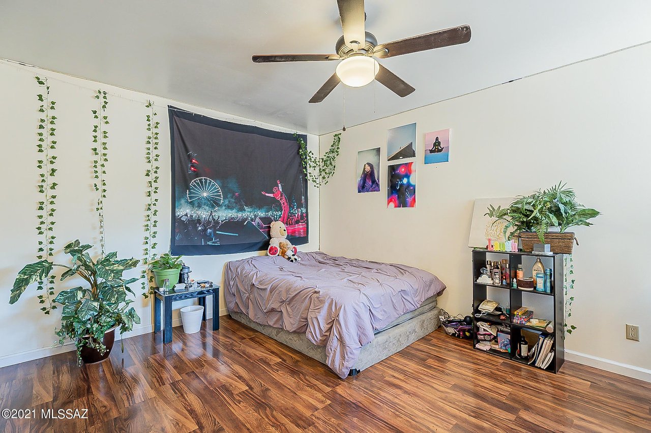 5582 N La Casita Dr