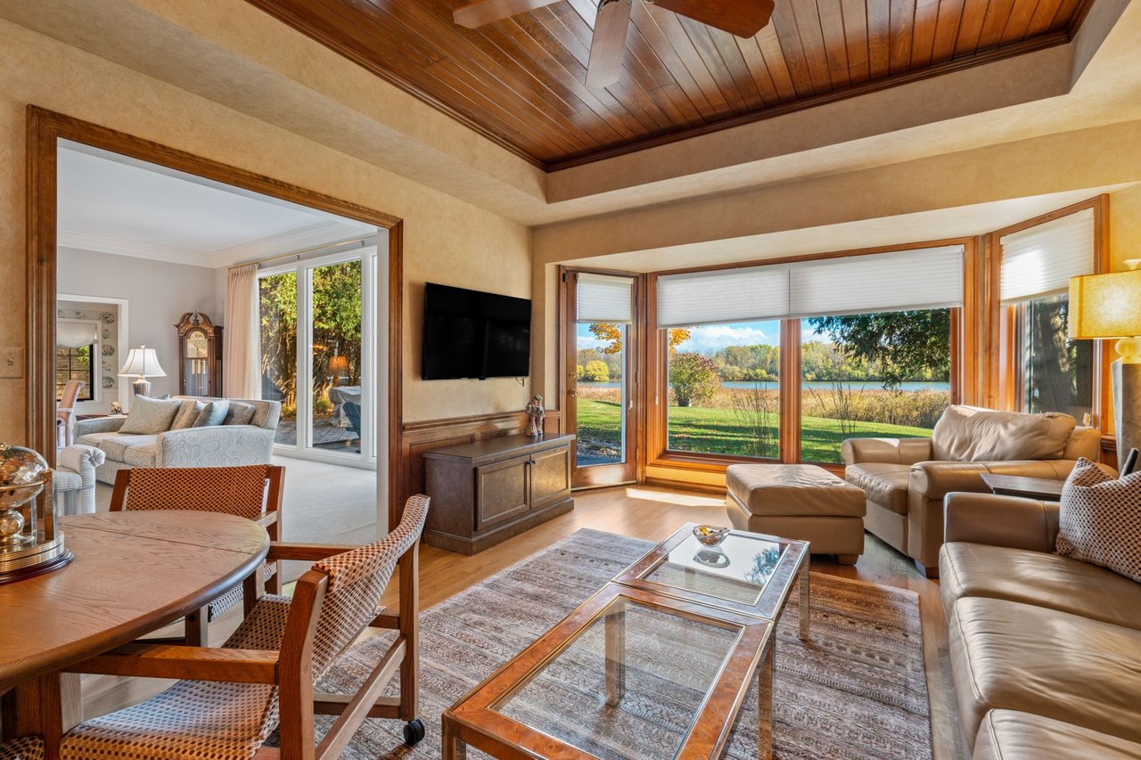 2611 W Lake Vista Ct