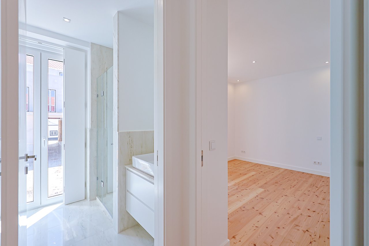 3 Bedroom Duplex with Sea View, Balcony & Private Lift in Monte Estoril