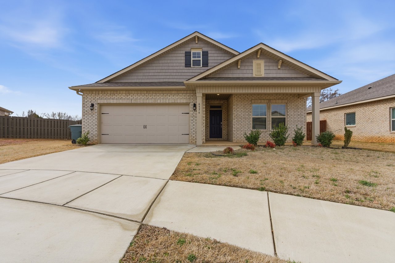 Beautiful Huntsville Home with Screened In Patio & Community Pool! 