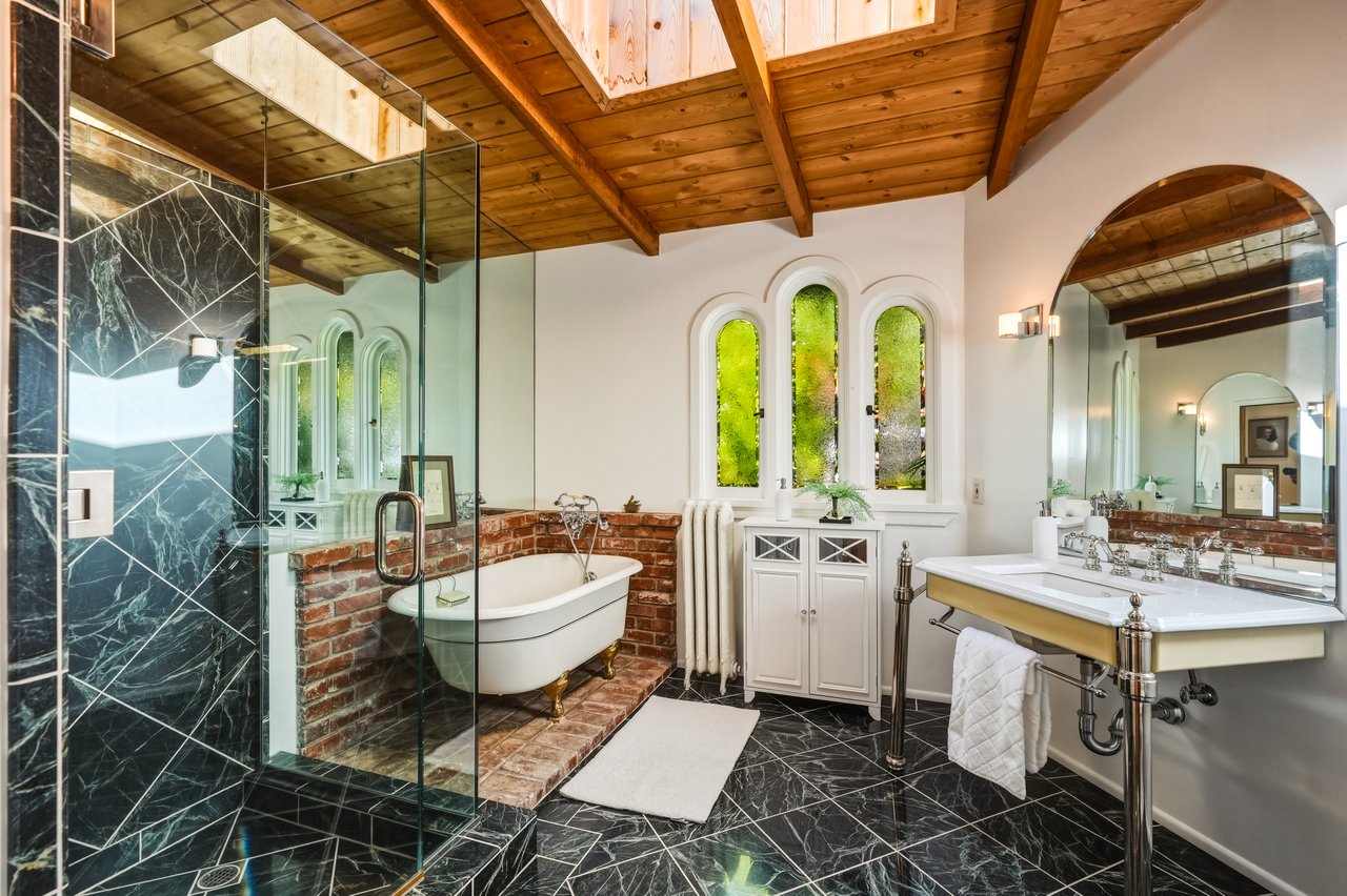 3400 Coast View Dr